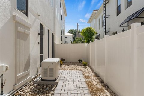 Townhouse in Tampa, Florida 3 bedrooms, 211.82 sq.m. № 2297048 - photo 18