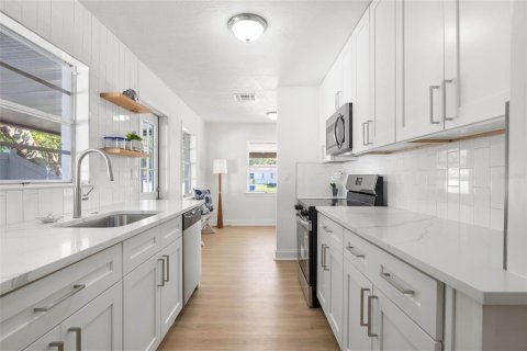 House in Tampa, Florida 3 bedrooms, 132.01 sq.m. № 2196514 - photo 8