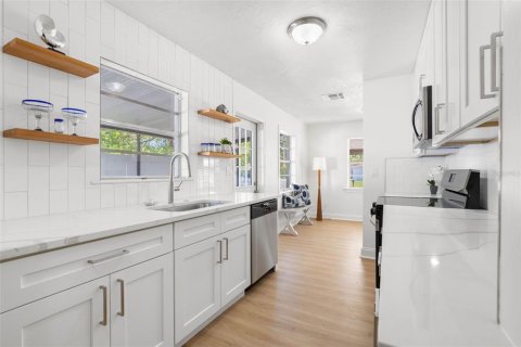 House in Tampa, Florida 3 bedrooms, 132.01 sq.m. № 2196514 - photo 7