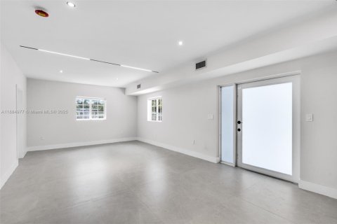 Купить виллу или дом в Майами, Флорида 5 спален, 190.36м2, № 1941976 - фото 4