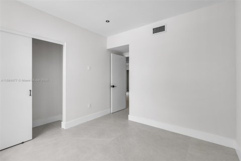 Купить виллу или дом в Майами, Флорида 5 спален, 190.36м2, № 1941976 - фото 16