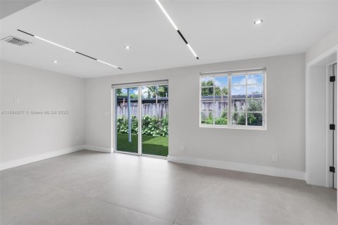 Купить виллу или дом в Майами, Флорида 5 спален, 190.36м2, № 1941976 - фото 8