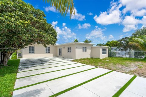 Купить виллу или дом в Майами, Флорида 5 спален, 190.36м2, № 1941976 - фото 1