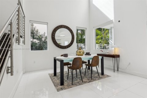 House in Doral, Florida 5 bedrooms, 328.6 sq.m. № 1711732 - photo 7