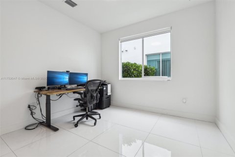 House in Doral, Florida 5 bedrooms, 328.6 sq.m. № 1711732 - photo 19