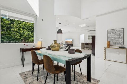 House in Doral, Florida 5 bedrooms, 328.6 sq.m. № 1711732 - photo 10