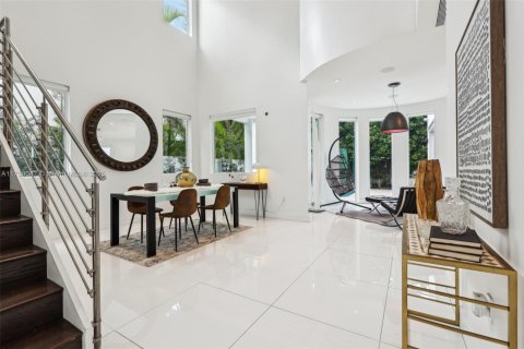 House in Doral, Florida 5 bedrooms, 328.6 sq.m. № 1711732 - photo 18