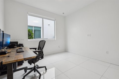 House in Doral, Florida 5 bedrooms, 328.6 sq.m. № 1711732 - photo 21