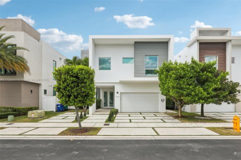 House in Doral, Florida 5 bedrooms, 328.6 sq.m. № 1711732 - photo 1