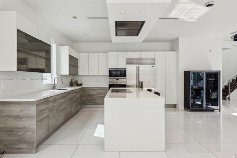 House in Doral, Florida 5 bedrooms, 328.6 sq.m. № 1711732 - photo 12