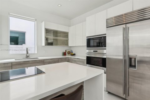 House in Doral, Florida 5 bedrooms, 328.6 sq.m. № 1711732 - photo 15