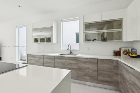 House in Doral, Florida 5 bedrooms, 328.6 sq.m. № 1711732 - photo 17