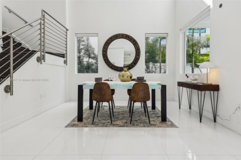 House in Doral, Florida 5 bedrooms, 328.6 sq.m. № 1711732 - photo 9
