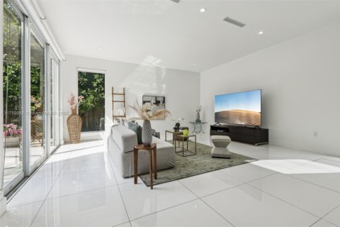 House in Doral, Florida 5 bedrooms, 328.6 sq.m. № 1711732 - photo 2