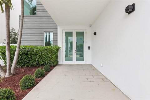 House in Doral, Florida 5 bedrooms, 328.6 sq.m. № 1711732 - photo 28