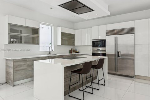 House in Doral, Florida 5 bedrooms, 328.6 sq.m. № 1711732 - photo 13