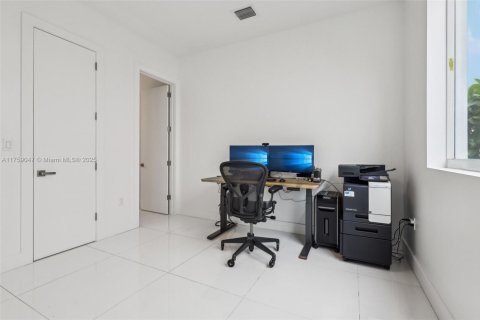 House in Doral, Florida 5 bedrooms, 328.6 sq.m. № 1711732 - photo 20