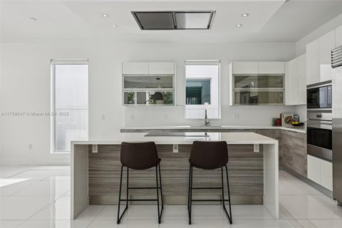 House in Doral, Florida 5 bedrooms, 328.6 sq.m. № 1711732 - photo 14