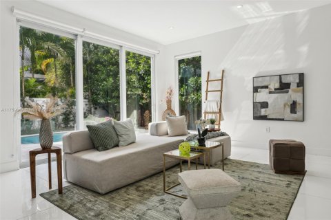 House in Doral, Florida 5 bedrooms, 328.6 sq.m. № 1711732 - photo 4