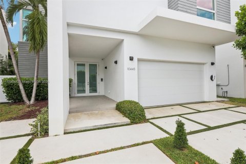 House in Doral, Florida 5 bedrooms, 328.6 sq.m. № 1711732 - photo 27