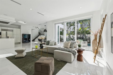 House in Doral, Florida 5 bedrooms, 328.6 sq.m. № 1711732 - photo 5