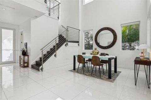 House in Doral, Florida 5 bedrooms, 328.6 sq.m. № 1711732 - photo 8