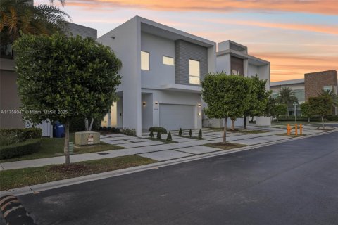 House in Doral, Florida 5 bedrooms, 328.6 sq.m. № 1711732 - photo 26