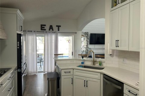 House in Haines City, Florida 4 bedrooms, 206.06 sq.m. № 1917641 - photo 2