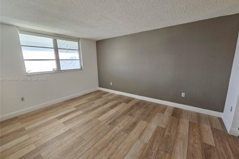 Copropriété à louer à North Miami Beach, Floride: 1 chambre, 75.44 m2 № 2000077 - photo 4