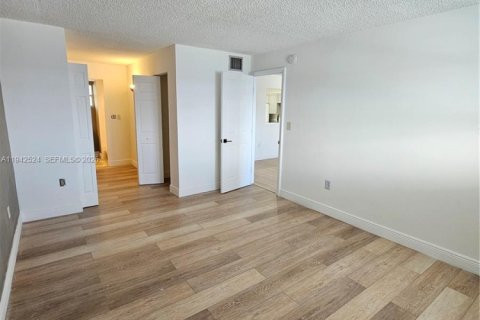 Copropriété à louer à North Miami Beach, Floride: 1 chambre, 75.44 m2 № 2000077 - photo 5