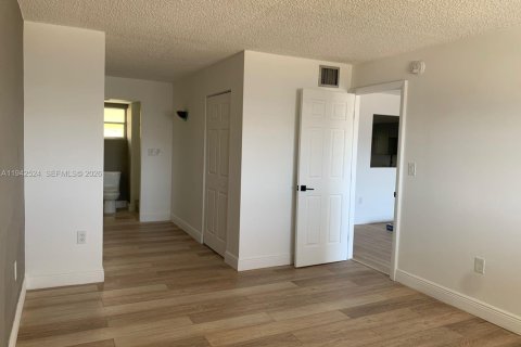 Copropriété à louer à North Miami Beach, Floride: 1 chambre, 75.44 m2 № 2000077 - photo 9