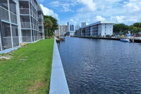 Copropriété à louer à North Miami Beach, Floride: 1 chambre, 75.44 m2 № 2000077 - photo 16