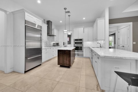 House in Miami, Florida 4 bedrooms, 301.75 sq.m. № 2069902 - photo 10