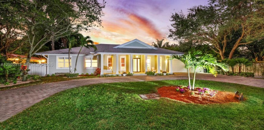 House in Miami, Florida 4 bedrooms, 301.75 sq.m. № 2069902