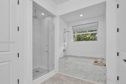 House in Miami, Florida 4 bedrooms, 301.75 sq.m. № 2069902 - photo 12