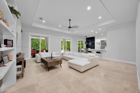 House in Miami, Florida 4 bedrooms, 301.75 sq.m. № 2069902 - photo 6