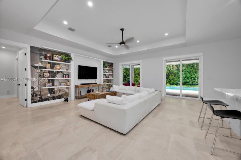 House in Miami, Florida 4 bedrooms, 301.75 sq.m. № 2069902 - photo 7