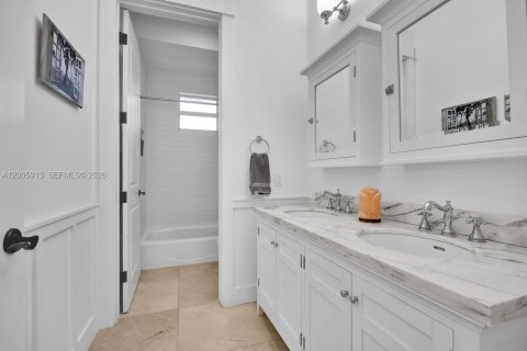 House in Miami, Florida 4 bedrooms, 301.75 sq.m. № 2069902 - photo 16