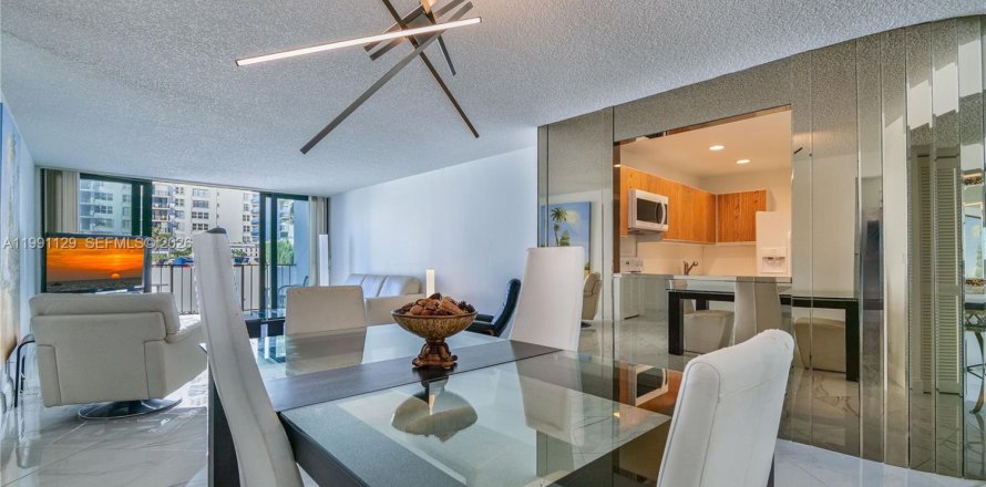 Condominio en Hollywood, Florida, 2 dormitorios  № 2057411