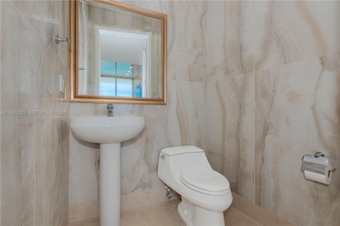 Купить кондоминиум в Санни-Айлс-Бич, Флорида 2 спальни, 125.23м2, № 2056833 - фото 16