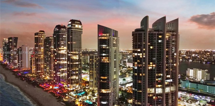 Кондоминиум с 2 спальнями в Санни-Айлс-Бич, Флорида № 2056833