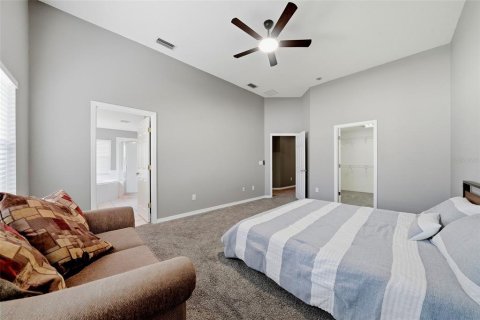 House in Zephyrhills, Florida 4 bedrooms, 210.24 sq.m. № 2157382 - photo 24