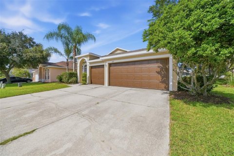 House in Zephyrhills, Florida 4 bedrooms, 210.24 sq.m. № 2157382 - photo 3