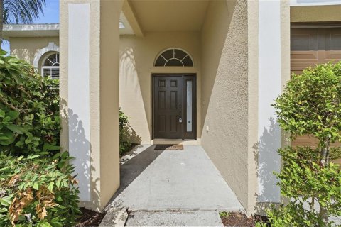 House in Zephyrhills, Florida 4 bedrooms, 210.24 sq.m. № 2157382 - photo 6