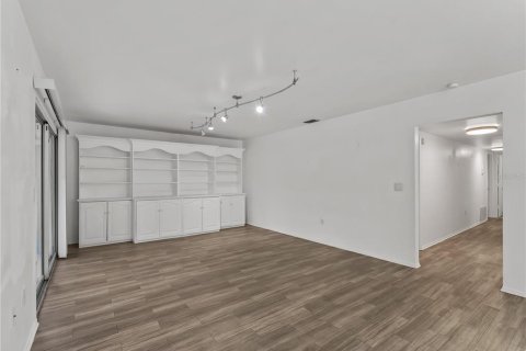 House in Sarasota, Florida 2 bedrooms, 127.46 sq.m. № 2156642 - photo 17