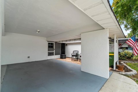 House in Sarasota, Florida 2 bedrooms, 127.46 sq.m. № 2156642 - photo 15