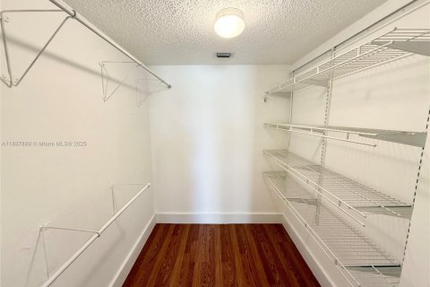 Condominio en alquiler en Miami, Florida, 2 dormitorios, 89.93 m2 № 1941791 - foto 9