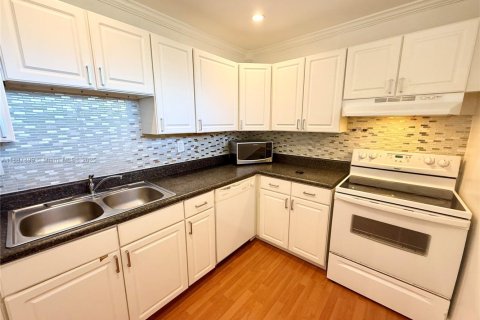 Condominio en alquiler en Miami, Florida, 2 dormitorios, 89.93 m2 № 1941791 - foto 2