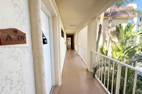 Condominio en alquiler en Miami, Florida, 2 dormitorios, 89.93 m2 № 1941791 - foto 1