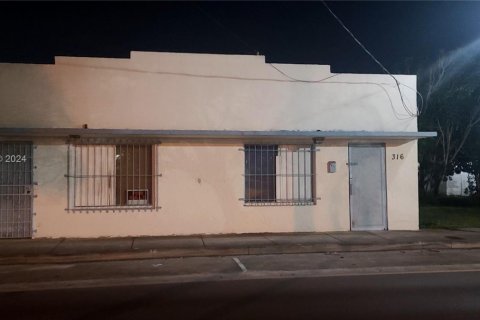 Commercial property in Homestead, Florida № 1957642 - photo 1